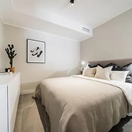 Super Stylish In Fantastic Location *