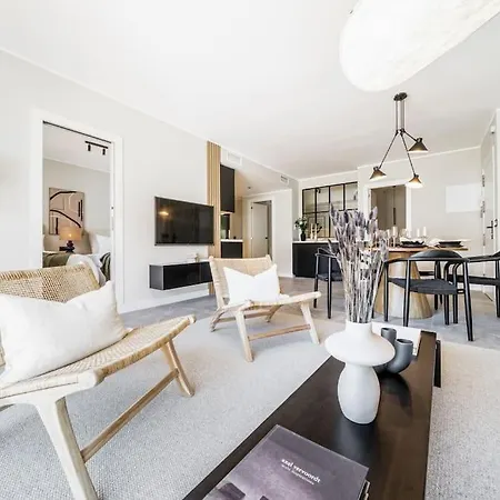 Super Stylish In Fantastic Location