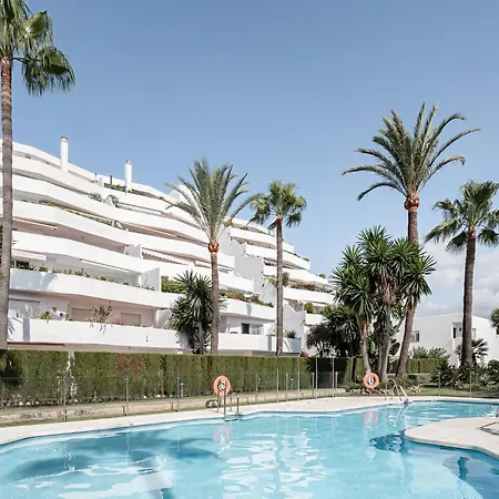 Super Stylish In Fantastic Location Apartment