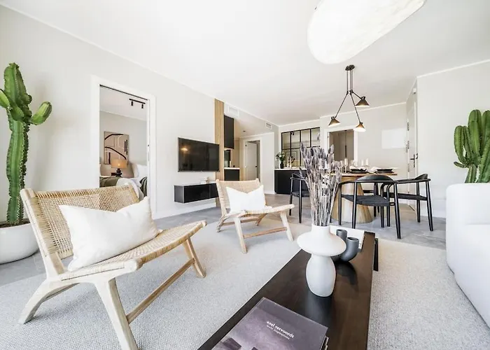 Super Stylish In Fantastic Location