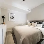 Super Stylish In Fantastic Location *
