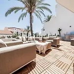 Super Stylish In Fantastic Location