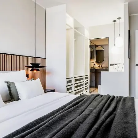 Super Stylish In Fantastic Location Apartment *